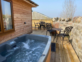 Partridge Lodge with Hot Tub